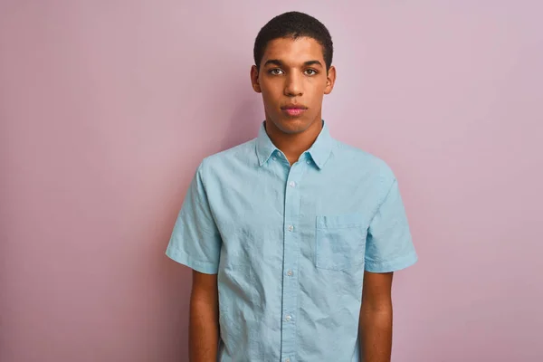 Homem Árabe Bonito Jovem Vestindo Camisa Azul Sobre Fundo Rosa — Fotografia de Stock