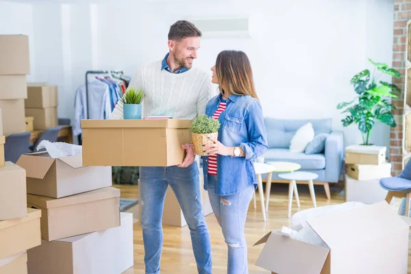 Jong Mooi Paar Holding Stapel Kartonnen Dozen Bij Nieuw Huis — Stockfoto