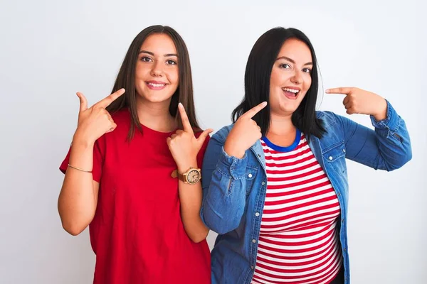 Junge Schöne Frauen Lässiger Kleidung Die Vor Isoliertem Weißem Hintergrund — Stockfoto