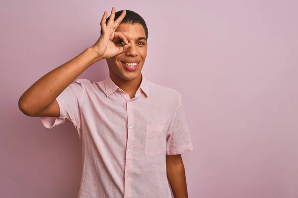 Jovem Bonito Árabe Homem Vestindo Casual Camisa Sobre Isolado Rosa — Fotografia de Stock