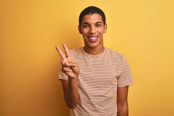 Joven Hombre Árabe Guapo Con Camiseta Rayas Pie Sobre Fondo —  Fotos de Stock