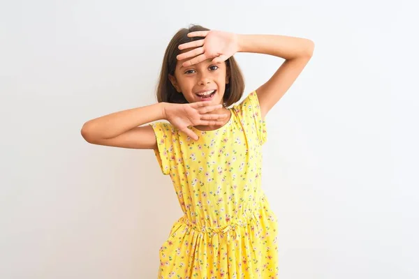Молодая Красивая Девочка Жёлтом Цветочном Платье Стоящем Изолированном Белом Фоне — стоковое фото