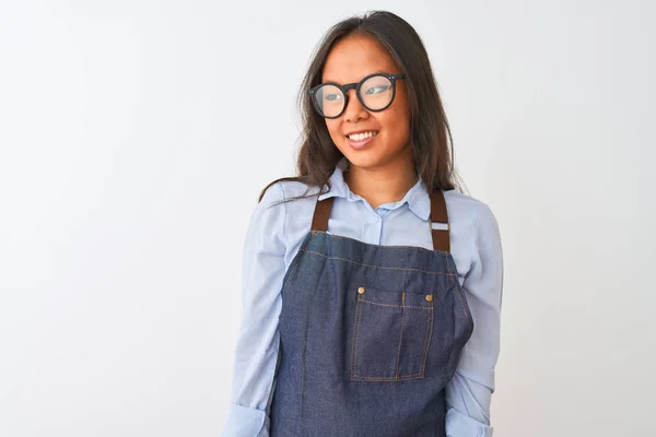 Joven Hermosa Mujer China Con Gafas Delantal Sobre Fondo Blanco — Foto de Stock