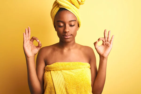 African American Woman Wearing Towel Shower Standing Isolated Yellow Background — Stock Photo, Image