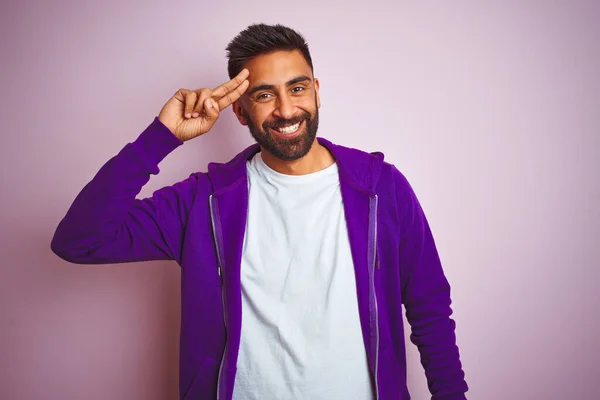 Jovem Índio Vestindo Camisola Roxa Sobre Fundo Rosa Isolado Sorrindo — Fotografia de Stock