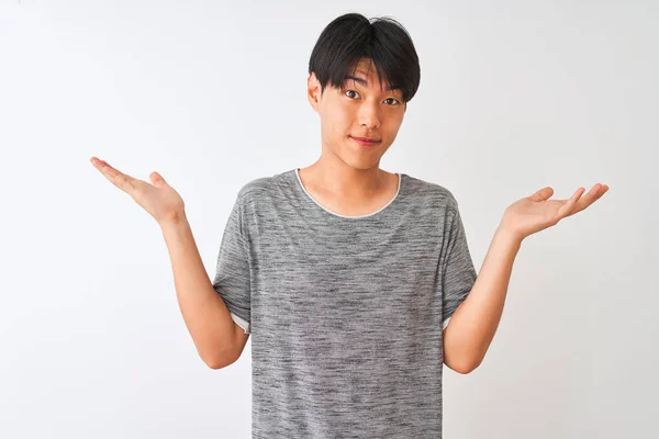 Sıradan Tişörtler Giyen Genç Çinli Bir Adam Izole Edilmiş Beyaz — Stok fotoğraf