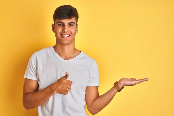 Jonge Indiaanse Man Draagt Witte Shirt Staan Geïsoleerde Gele Achtergrond — Stockfoto