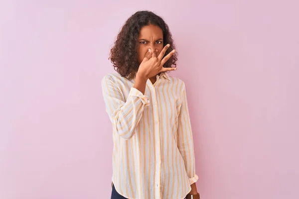 Jovem Brasileira Vestindo Camisa Listrada Sobre Fundo Rosa Isolado Cheirando — Fotografia de Stock