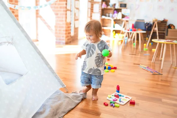 Bedårande Småbarn Som Leker Runt Massor Leksaker Dagis — Stockfoto