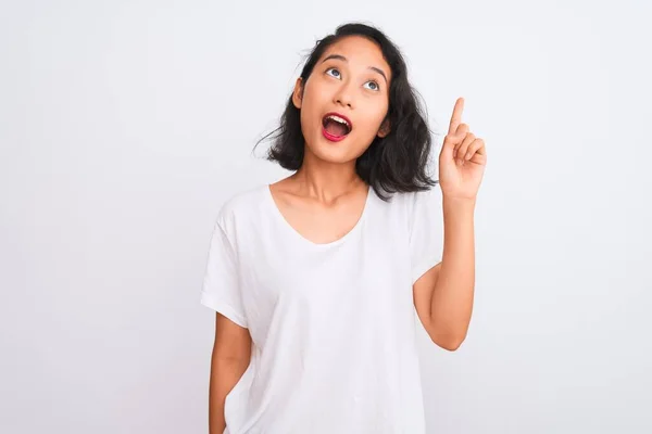 Jeune Femme Chinoise Portant Shirt Décontracté Debout Sur Fond Blanc — Photo