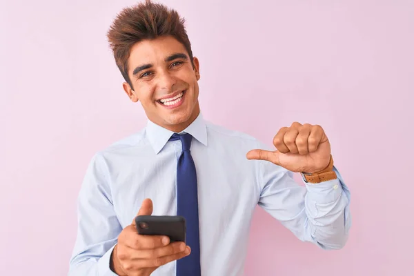 Jovem Empresário Bonito Usando Smartphone Sobre Fundo Rosa Isolado Com — Fotografia de Stock