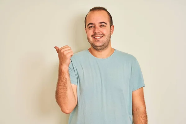 Ung Man Bär Blå Casual Shirt Stående Över Isolerad Vit — Stockfoto