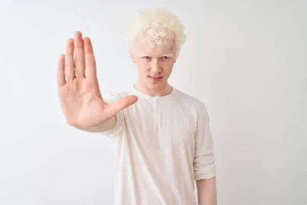 Młody Blondyn Albinos Ubrany Luźny Shirt Stojący Nad Odizolowanym Białym — Zdjęcie stockowe