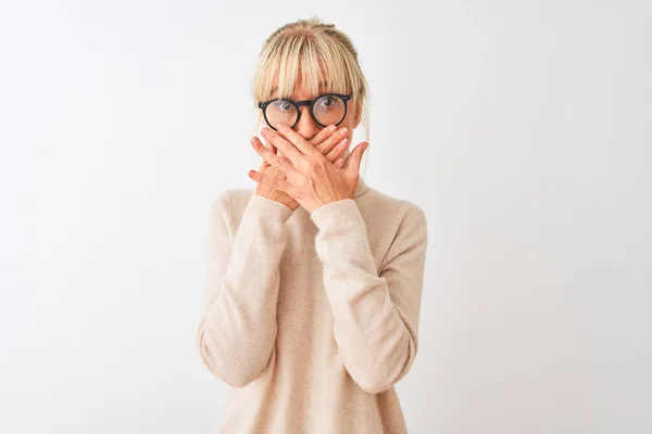 中年妇女穿着高领毛衣和眼镜在孤立的白色背景震惊覆盖嘴与手的错误 秘密概念 — 图库照片
