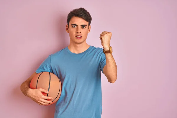 Anak Remaja Yang Memegang Bola Basket Profesional Atas Latar Belakang — Stok Foto
