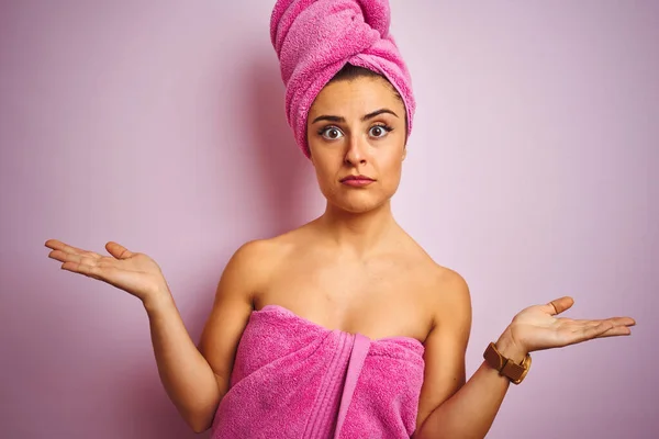 Jovem Mulher Bonita Vestindo Toalha Após Banho Sobre Fundo Rosa — Fotografia de Stock