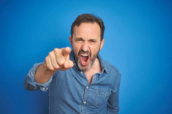 Bello Uomo Anziano Mezza Età Con Capelli Grigi Sfondo Blu — Foto Stock