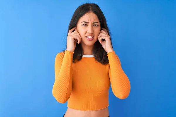 Jonge Mooie Chinese Vrouw Met Oranje Shirt Geïsoleerde Blauwe Achtergrond — Stockfoto