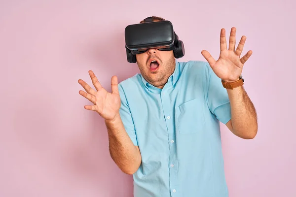 Joven Hombre Tamaño Grande Jugando Juego Realidad Virtual Con Gafas —  Fotos de Stock