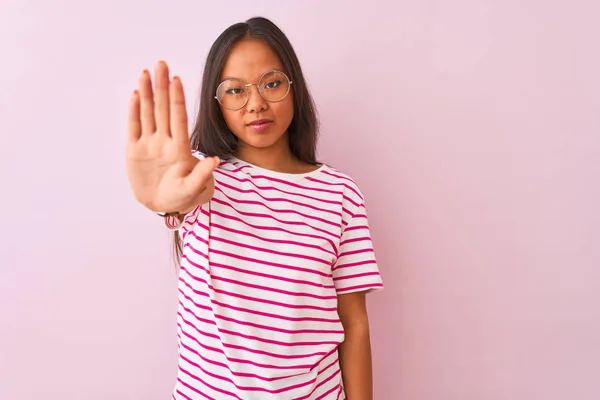 Joven Mujer China Con Camiseta Rayas Gafas Sobre Fondo Rosa — Foto de Stock