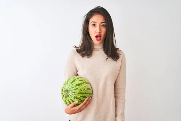 Joven Mujer China Hermosa Sosteniendo Sandía Pie Sobre Fondo Blanco — Foto de Stock