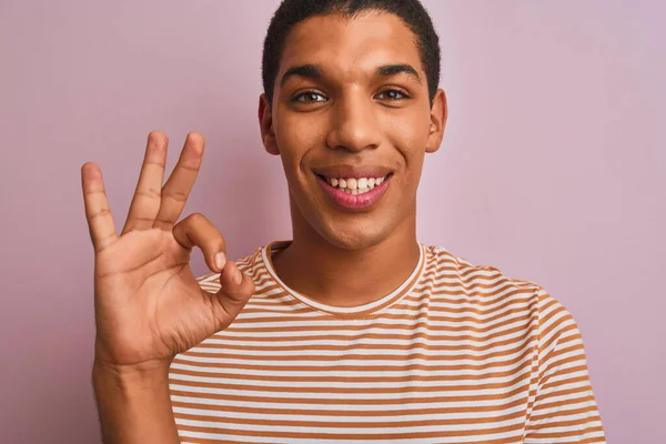 Joven Hombre Árabe Guapo Con Camiseta Rayas Pie Sobre Fondo —  Fotos de Stock