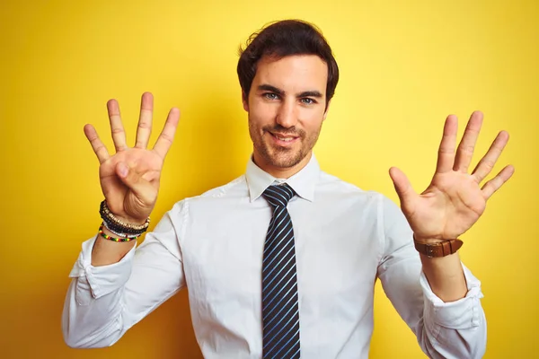 Junger Gutaussehender Geschäftsmann Elegantem Hemd Und Krawatte Vor Isoliertem Gelben — Stockfoto