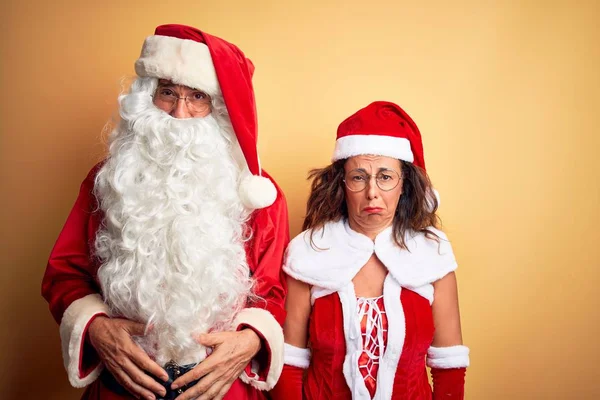 Paar Mittleren Alters Das Weihnachtsmannkostüm Und Brille Über Isoliertem Gelben — Stockfoto