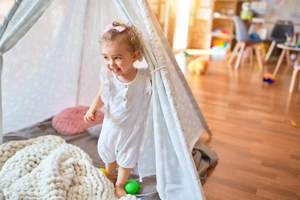 Renkli Oyun Odasında Beyaz Güzel Bir Bebek Oyuncaklarla Oynuyor Anaokulundaki — Stok fotoğraf