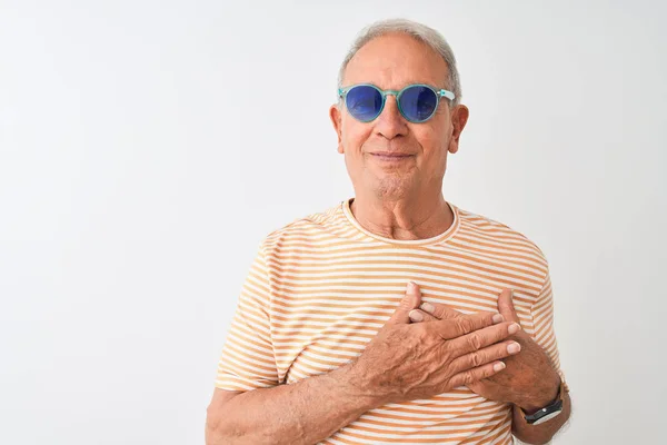 Uomo Anziano Dai Capelli Grigi Indossa Maglietta Righe Occhiali Sole — Foto Stock