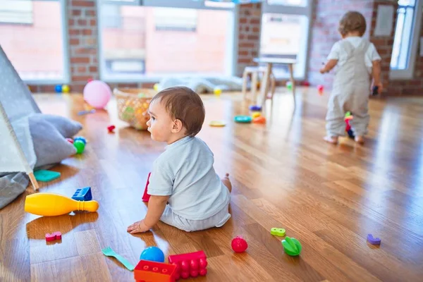 Crianças Bonitas Brincando Torno Lotes Brinquedos Jardim Infância — Fotografia de Stock