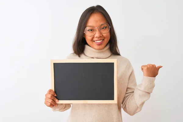 Jonge Chinese Vrouw Dragen Glazen Houden Blackboard Geïsoleerde Witte Achtergrond — Stockfoto