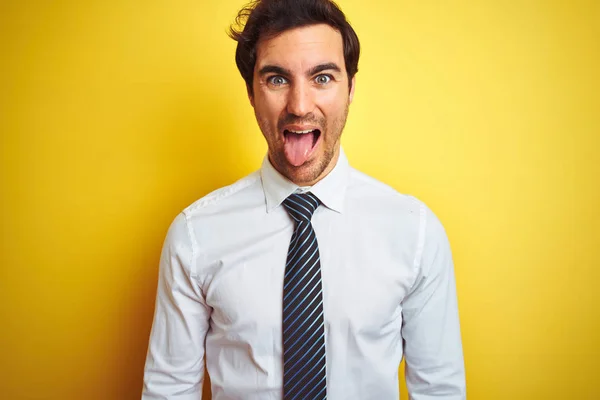 Jovem Empresário Bonito Vestindo Camisa Elegante Gravata Sobre Fundo Amarelo — Fotografia de Stock