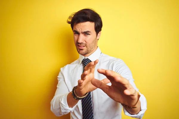 Junge Gutaussehende Geschäftsmann Elegantem Hemd Und Krawatte Über Isoliertem Gelben — Stockfoto