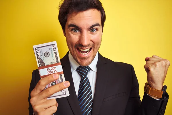 Νέος Όμορφος Επιχειρηματίας Φορώντας Κοστούμι Κρατώντας Δολάρια Πάνω Από Απομονωμένο — Φωτογραφία Αρχείου