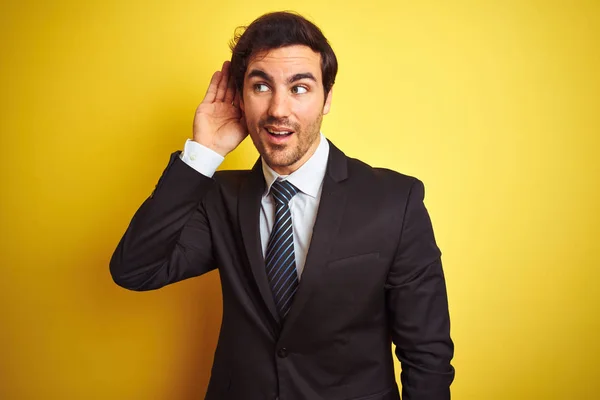 Joven Hombre Negocios Guapo Con Traje Corbata Pie Sobre Fondo — Foto de Stock