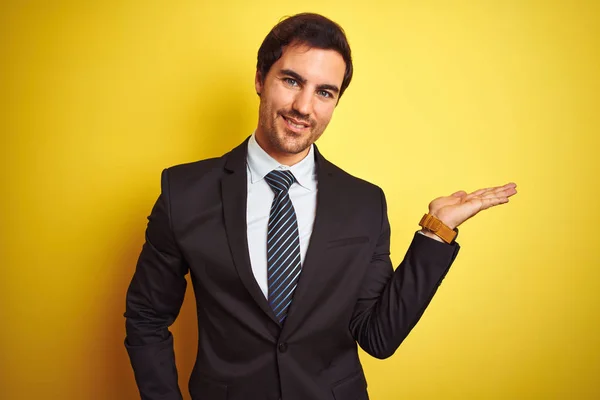 Junger Gutaussehender Geschäftsmann Anzug Und Krawatte Der Vor Isoliertem Gelben — Stockfoto