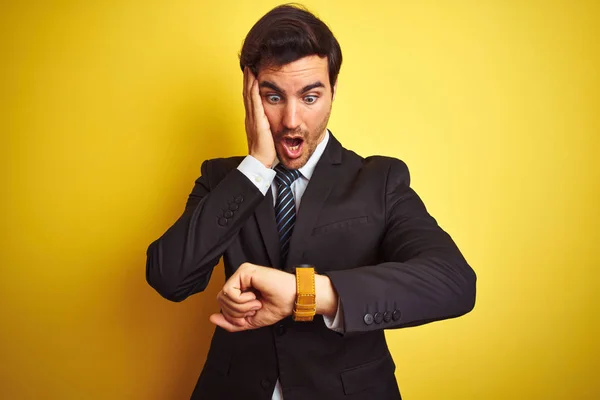 Joven Hombre Negocios Guapo Vistiendo Traje Corbata Pie Sobre Fondo — Foto de Stock