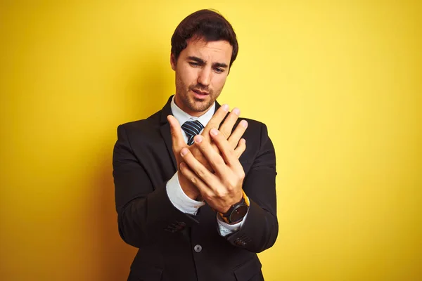 Mladý Pohledný Podnikatel Obleku Kravatě Stojící Nad Izolovaným Žlutým Pozadím — Stock fotografie