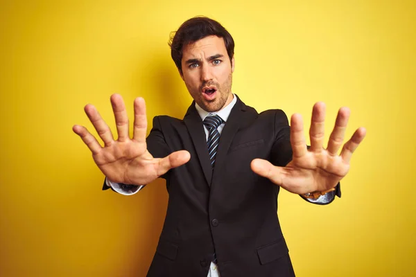 Jovem Empresário Bonito Vestindo Terno Gravata Sobre Fundo Amarelo Isolado — Fotografia de Stock