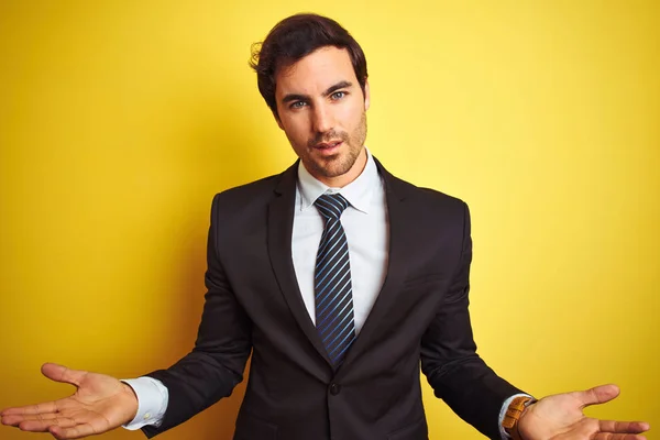 Młody Przystojny Biznesmen Garniturze Krawacie Stojący Nad Odizolowanym Żółtym Tłem — Zdjęcie stockowe