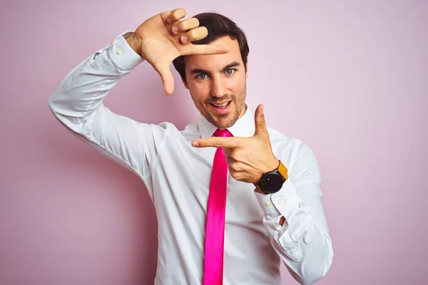Genç Yakışıklı Adamı Gömlek Kravat Takıyor Pembe Arka Planda Duruyor — Stok fotoğraf