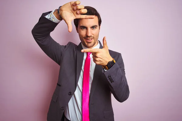 Junger Gutaussehender Geschäftsmann Anzug Und Krawatte Der Vor Isoliertem Rosafarbenem — Stockfoto