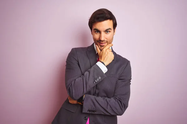Jovem Empresário Bonito Vestindo Terno Gravata Sobre Fundo Rosa Isolado — Fotografia de Stock