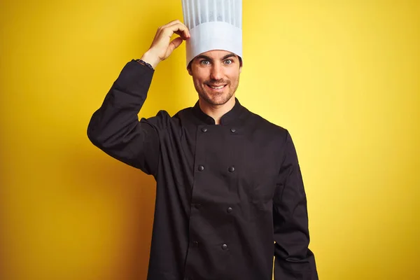 Jovem Chef Homem Vestindo Uniforme Chapéu Sobre Fundo Amarelo Isolado — Fotografia de Stock