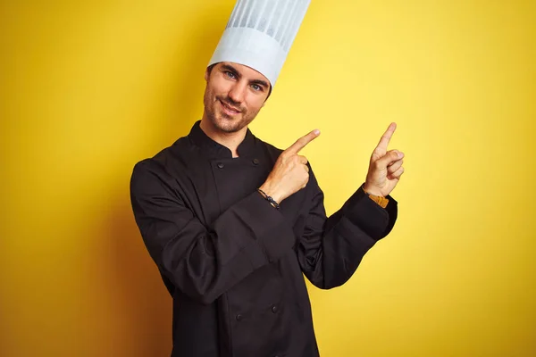 Joven Chef Vestido Uniforme Sombrero Pie Sobre Fondo Amarillo Aislado — Foto de Stock