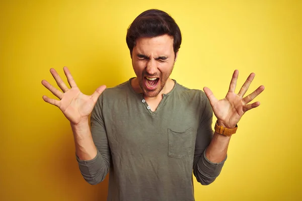 Homem Bonito Jovem Vestindo Camiseta Casual Sobre Fundo Amarelo Isolado — Fotografia de Stock