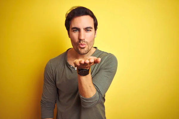 Jovem Homem Bonito Vestindo Camiseta Casual Sobre Fundo Amarelo Isolado — Fotografia de Stock