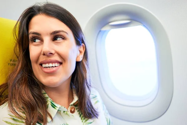 Jeune Voyageuse Assise Intérieur Avion Aéroport Avec Vue Sur Ciel — Photo