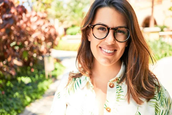 Joven Hermosa Mujer Sonriendo Feliz Disfrutando Día Soleado Verano Complejo — Foto de Stock